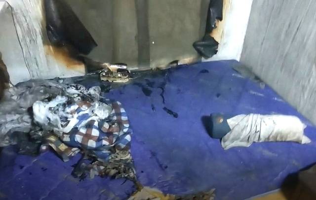 생활고를 비관해 분신을 시도한 독거노인의 매트리스가 소실됐다. 제공=마포소방서