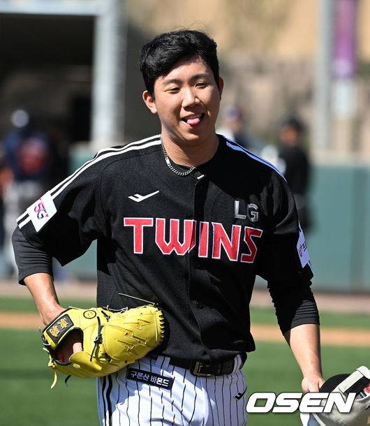 [OSEN=스코츠데일(미국 애리조나주), 지형준 기자]LG 김유영이 1회 수비를 마치고 더그아웃으로 향하고 있다. 2023.02.26 /jpnews@osen.co.kr