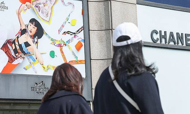 지난 3일 서울 강남구 갤러리아 백화점 앞을 시민들이 지나가고 있다. 최상수 기자