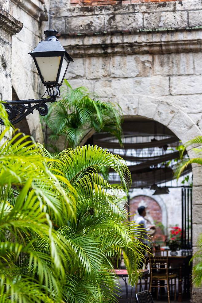 분주한 마닐라에서 평화를 찾을 수 있는 인트라무로스