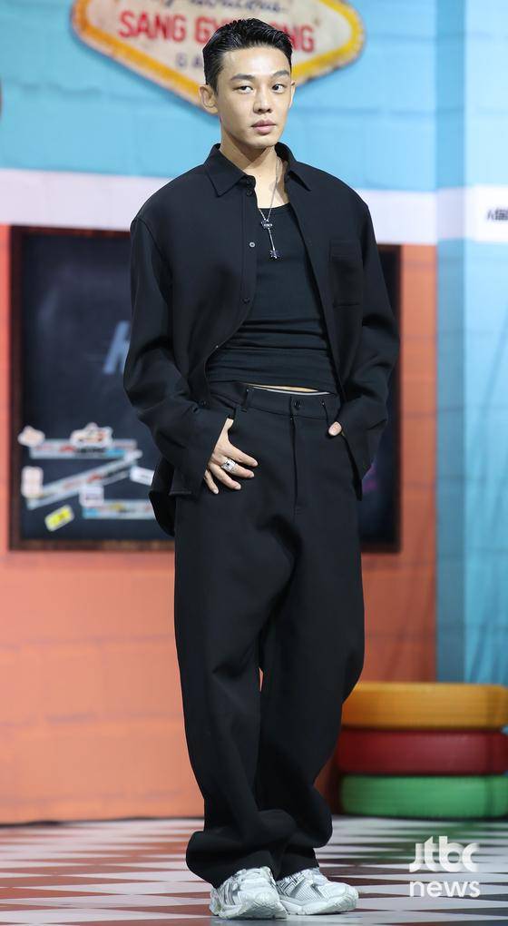 배우 유아인이 23일 오전 서울 삼성동 그랜드 인터컨티넨탈 서울 파르나스에서 열린 넷플릭스 영화 '서울대작전'(감독 문현성) 제작발표회에 참석해 포토타임을 갖고 있다. '서울대작전'은 1988년, 아메리칸 드림을 꿈꾸는 상계동 슈프림팀이 거부할 수 없는 제안을 받고 VIP 비자금 수사 작전에 투입되면서 벌어지는 카체이싱 액션 질주극이다. 8월 26일 첫공개. 박세완 엔터뉴스팀 기자 park.sewan@jtbc.co.kr (콘텐트비즈니스본부)