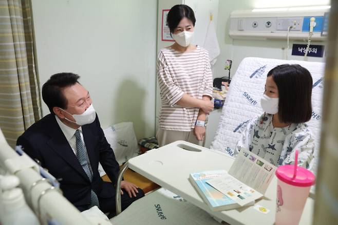 지난달 22일 윤석열 대통령이 서울 종로구 서울대병원 어린이병원 소아외과 병실을 방문해 환아와 보호자를 격려하고 있다. [사진=대통령실]