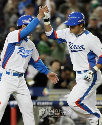 2009 WBC 결승전 동점홈런을 치는 추신수(오른쪽). ⓒ연합뉴스