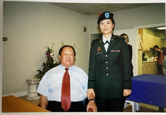 류선 중령이 임관했을 당시 자신을 군인의 길로 이끈 박아브라함 목사와 촬영한 사진.