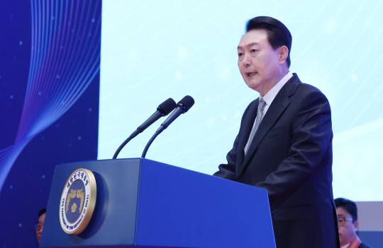 윤석열 대통령이 지난 3일 서울 강남구 코엑스에서 열린 제57회 납세자의 날 기념식에서 축사를 하고 있다. 사진=연합뉴스