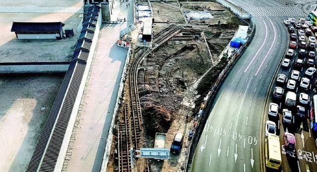 서울 종로구 경복궁 앞에서 발견된 옛 전차 철로 모습. 서울시 제공