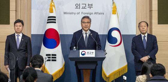 박진 외교부 장관이 6일 오전 서울 종로구 외교부에서 일제 강제징용 피해배상 해법 정부입장 발표를 하고 있다. 2023.03.06 사진공동취재단