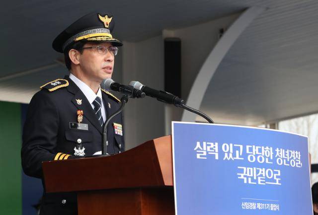 이명교 중앙경찰학교 학교장이 지난달 16일 충북 충주시 중앙경찰학교 대운동장에서 열린 중앙경찰학교 311기 졸업식에서 축사를 하고 있다. 뉴스1