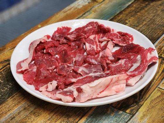 대구 수성구 한 흑염소 요리 전문점에서 판매하고 있는 염소고기. 김정석 기자