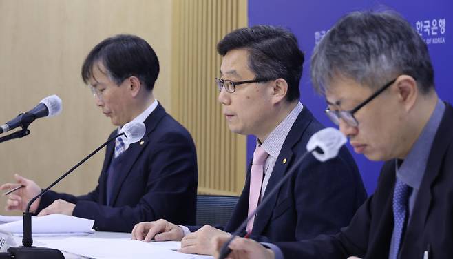 “국민소득 줄어든 이유는…” 서울 중구 한국은행에서 7일 최정태 한은 국민계정부장이 기자들에게 ‘2022년 4분기 및 연간 국민소득’ 통계를 설명하고 있다. 연합뉴스