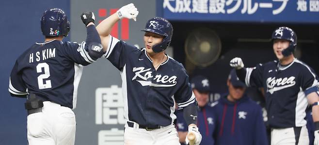 실전에서도 ‘한 방’ 부탁해 WBC 한국 야구 대표팀 김혜성(왼쪽)이 7일 일본 오사카돔에서 열린 한신과의 평가전에서 8회 솔로홈런을 치고 돌아온 뒤 김하성과 팔꿈치를 부딪치며 기뻐하고 있다. 오사카 | 연합뉴스