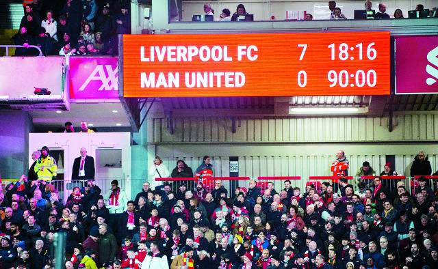 맨체스터 유나이티드와 리버풀이 6일(한국시간) 맞붙은 영국 리버풀 안필드 스코어보드에 7대 0이라는 점수가 보여지고 있다. 맨유는 128년 만에 노스웨스트 더비 최다득점 차 패배라는 치욕을 맛봤다. EPA연합뉴스