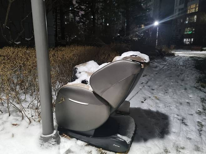 지난 1월 서울시 강서구 한 아파트 단지 내 버려진 안마의자 모습