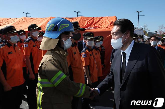 (서울=뉴스1) 오대일 기자 = 윤석열 대통령이 27일 오후 7명의 사망자가 발생한 대전 유성구 용산동 현대아울렛 화재 현장을 찾아 소방관들을 격려하고 있다. (대통령실 제공) 2022.9.27/뉴스1  Copyright (C) 뉴스1. All rights reserved. 무단 전재 및 재배포 금지.