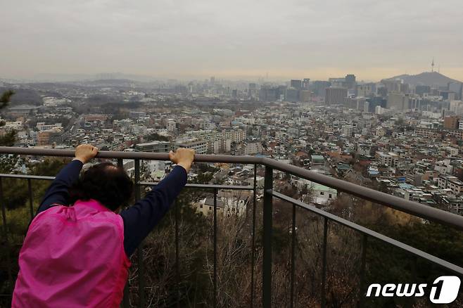 대기 정체로 미세먼지 농도가 나쁨 수준을 보이고 있는 7일 오전 서울 종로구 인왕산 자락길 무무대 전망대에서 바라본 도심 일대가 뿌옇다. /사진=뉴스1