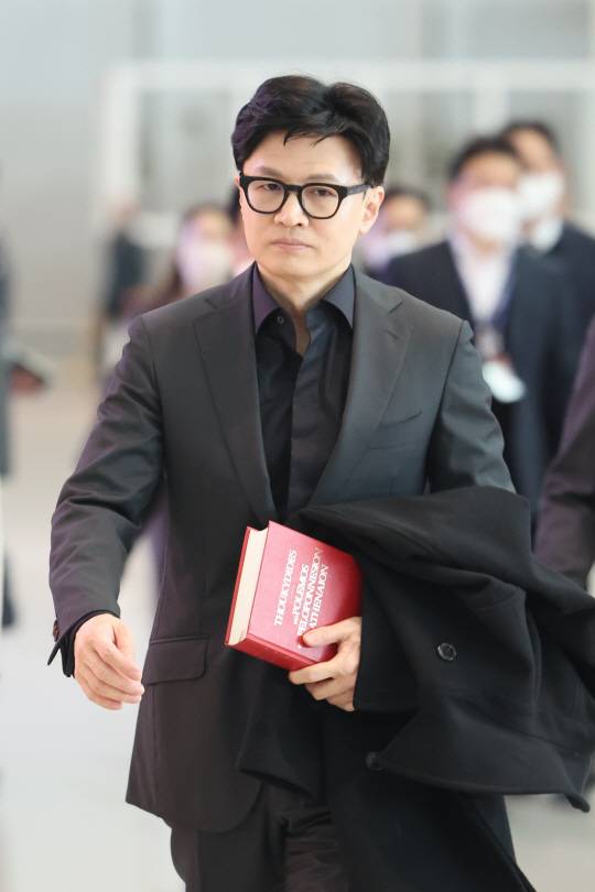 한동훈 법무부 장관이 출입국·이민 정책과 관련한 협력체계를 갖추기 위한 7일 오전 인천공항을 통해 유럽 출장을 가고 있다. 한 장관이 출국장으로 향하며 손에 든 빨간색 책은 2500여 년 전 그리스 역사가 투키디데스가 쓴 펠로폰네소스 전쟁사이다. 연합뉴스