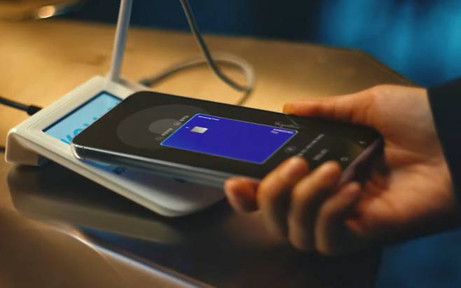 삼성전자가 최근 선보인 ‘삼성페이’ 신규 TV 광고의 한 장면. [유튜브 ‘삼성전자’ 캡처]