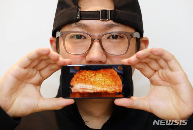 [서울=뉴시스] 조성우 기자 = 유튜버 '육식맨'이 서울 마포구 한 카페에서 뉴시스와 인터뷰를 하고 있다. 2023.02.14. xconfind@newsis.com