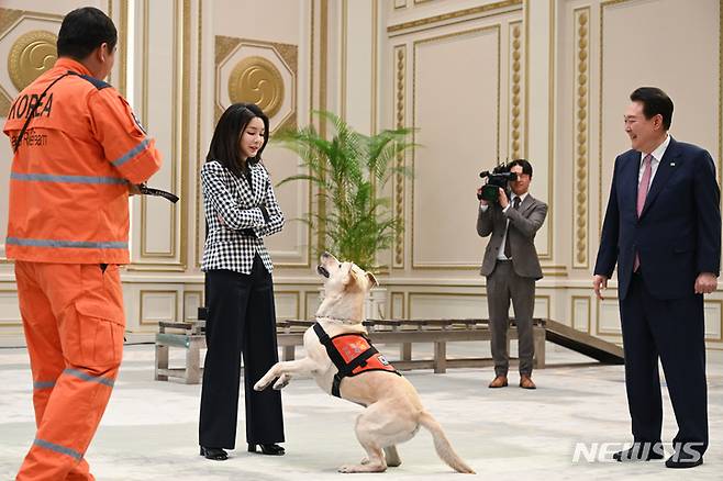 [서울=뉴시스] 윤석열 대통령과 부인 김건희 여사가 7일 청와대 영빈관에서 열린 튀르키예 지진 파견 구조견 격려 행사에서 119구조견들의 시연을 참관하고 있다. (사진=대통령실 제공) 2023.03.07. photo@newsis.com *재판매 및 DB 금지