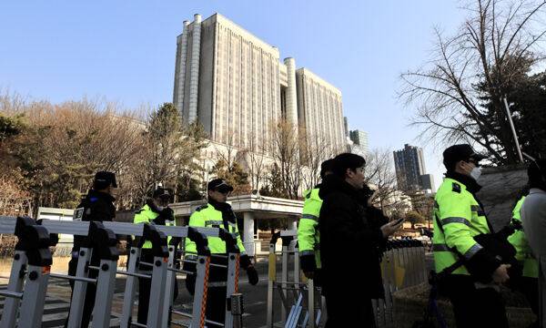 서울 서초구 서울중앙지방법에서 경찰이 주변을 통제하고 있다. 뉴스1