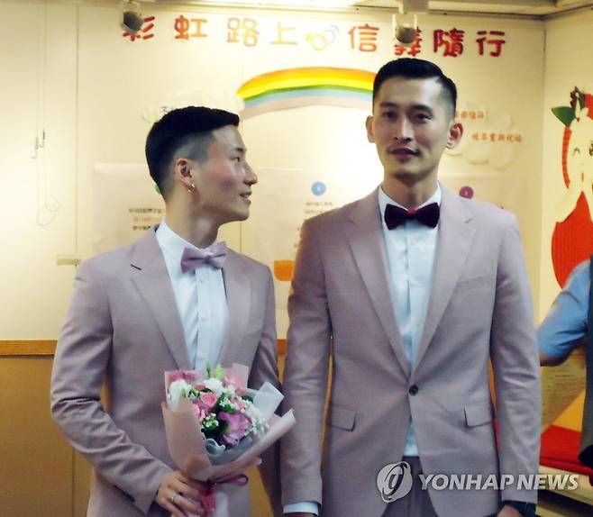 "우리는 이제 법적인 부부입니다" (타이베이=연합뉴스) 김철문 통신원 = 24일 오전 대만 타이베이시 신의구청에서 린쉐인(왼쪽)씨와 위안샤오밍씨가 예복을 입고 결혼 등기를 기다리고 있다. 2019.5.24 jinbi100@yna.co.kr