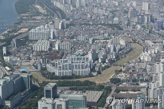 한성백제의 유적 풍납토성 한성백제의 유적 풍납토성
    (서울=연합뉴스) 조보희 기자 = 풍납토성은 백제의 첫 왕성으로 한성으로 불린다. 평지에 흙으로 쌓은 토성이다. 2022.5.24