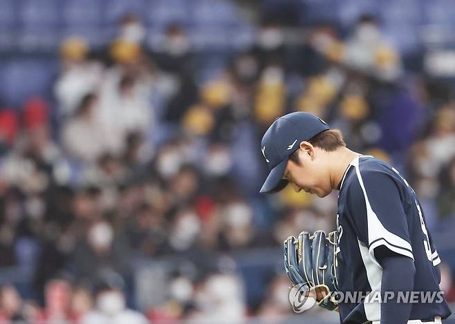 고개 숙인 구창모 (오사카=연합뉴스) 신준희 기자 = 7일 오사카돔에서 열린 WBC 한국 대표팀과 일본 한신 타이거스의 연습경기.
    3회말 교체 투입된 한국 구창모가 어두운 표정으로 강판하고 있다. 2023.3.7 hama@yna.co.kr