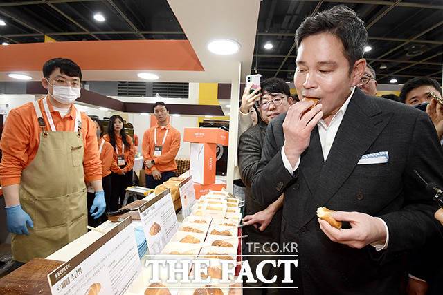 이번엔, 정 부회장이 직접 설명한 '파베이크 베이커리' 르쎄떼 소금빵을 한입!