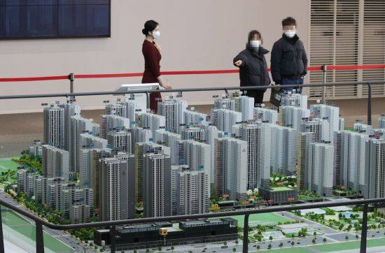 서울 강동구 둔촌동 일원에 문을 연 둔촌주공아파트(올림픽파크포레온) 견본주택에서 방문객들이 재건축 단지 모형을 살펴보고 있다. [사진=연합뉴스]