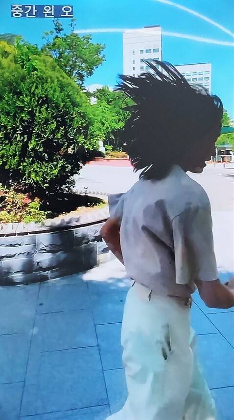 이정윤 작가의 단채널 영상작품 <슬픈 비디오>(2022). ‘슬퍼! 슬퍼!’를 외치며 발랄하게 서울 거리를 뛰어가는 작가의 달리기 퍼포먼스를 담았다.