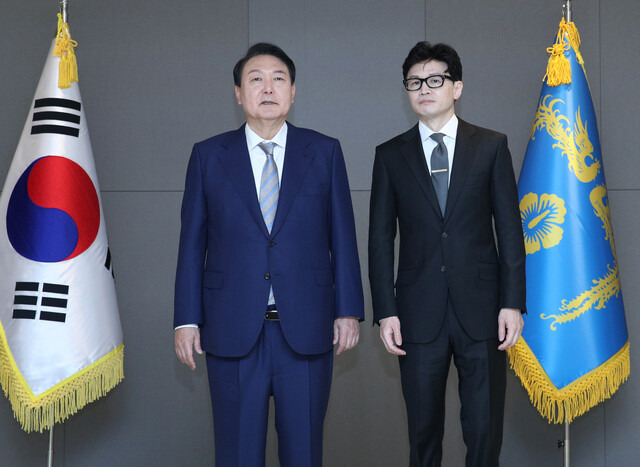 윤석열 정부에서 검사들이 윤 대통령을 필두로 행정부의 고위직에 24명이나 진출했다. 2022년 5월26일 검사 출신 윤 대통령이 검사 출신 한동훈 법무부 장관에게 임명장을 준 뒤 사진을 찍었다. 대통령실 사진기자단