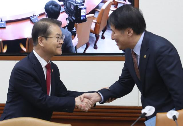 이정식(왼쪽) 고용노동부 장관과 장영진 산업통상자원부 1차관이 8일 오전 서울 종로구 정부서울청사에서 열린 비상경제장관회의에 참석하며 인사하고 있다. 뉴시스