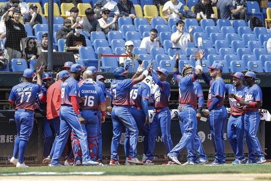 쿠바 선수들이 8일 대만에서 열린 WBC 1라운드 A조 네덜란드와의 1차전에서 서로를 격려하고 있다. AP-연합뉴스