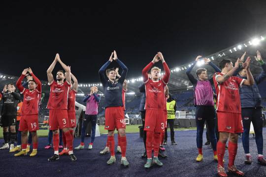 알크마르 선수단이 8일 오전(한국시간) 이탈리아 로마의 스타디오 올림피코에서 열린 UEFA 유로파 콘퍼런스리그 16강 1차전에서 승리한 후 열띤 응원을 펼친 팬들에게 박수를 보내고 있다. AP뉴시스