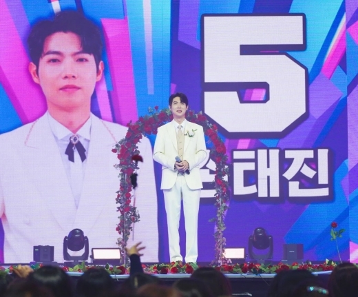 The winner of the 600 million won prize was Son Tae-jin.In the last MBN Burning Trotman broadcast on the 7th night, Son Tae-jin won first place and became one of Mr. Trotman.A total of 629.67 million won was awarded to him, 40 million won worth of injuries, and a winning song composed by hit song maker Sulwondo.So Son Tae-jin got another trophy because he was the winner of the first season of JTBC Phantom Singer.Sohn Tae-jin, who is working as a member of the Forte di Quattro after winning the Phantom Singer, said, I wanted to hear my voice on various stages and became one in Burning Trotman.I will show you the music of Son Tae-jin with Do best. Singer Yoon Jong Shin, one of the judges of Phantom Singer for Son Tae-jin, uploaded a Voting certification shot on the night of the 7th and conveyed the meaning of One.I think its music that brings laughter, tears, and happiness to all ages and generations, regardless of genre. I will try my best to sing for the new Mr. Trot, Sohn said.Expectations are high for his future moves.