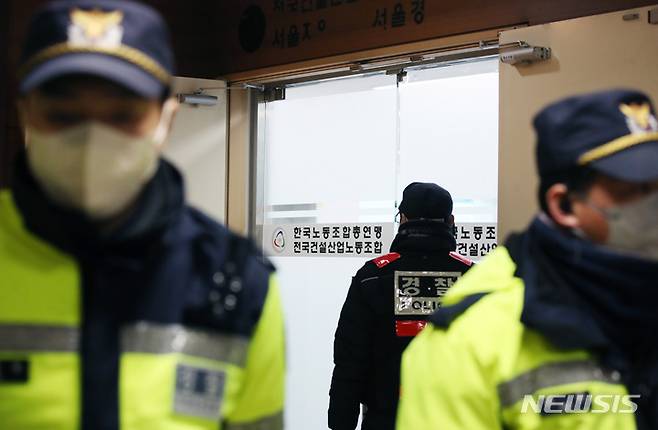 [서울=뉴시스] 김진아 기자 = 서울경찰청 강력범죄수사대는 지난 1월19일 한국노총, 민주노총 8개 사무실과 자택 등 총 16곳에 대해 압수수색을 진행 중이라고 밝혔다. 19일 오전 서울 금천구 한국노동조합총연맹 전국건설산업노동조합 서울경기지부에서 압수수색이 진행되고 있다.  2023.01.19. bluesda@newsis.com