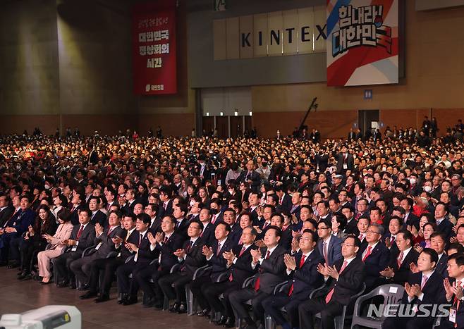 [고양=뉴시스] 전신 기자 = 윤석열 대통령이 8일 경기도 고양 킨텍스에서 열린 국민의힘 전당대회에 참석해 박수치고 있다. (대통령실통신사진기자단) 2023.03.08. photo1006@newsis.com