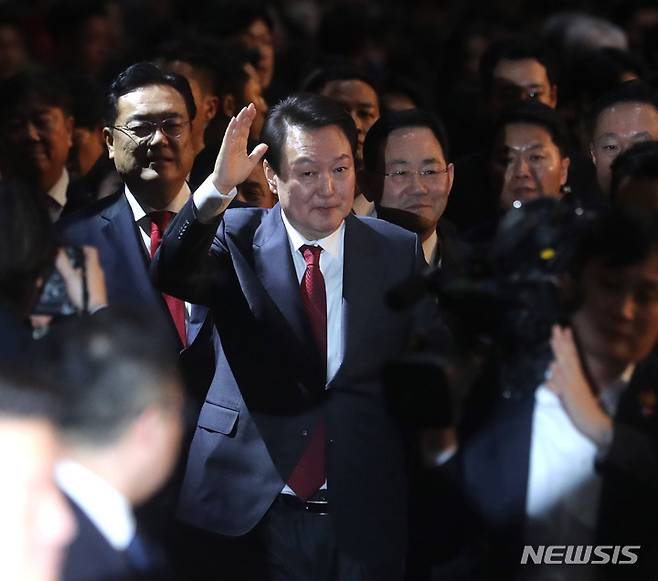 [고양=뉴시스] 전진환 기자 = 윤석열 대통령이 8일 오후 경기도 고양시 일산서구 킨텍스에서 열린 국민의힘 제3차 전당대회에 참석해 축사를 마치고 퇴장하며 당원들에게 인사하고 있다. 2022.03.08. amin2@newsis.com