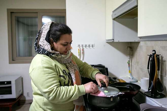 울산 현대중공업에서 엔진 기계를 조립하는 일을 하는 자말 씨의 아내 사지아 씨가 15일 저녁 울산 동구의 아파트에서 아프간식 쌀로 만든 밥으로 저녁 식사를 준비하고 있다. ⓒ시사IN 신선영