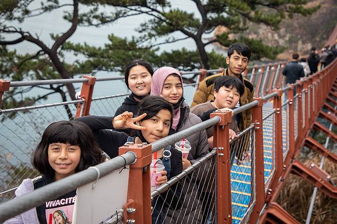 한국·아프간 청소년 파르핫, 마르와, 마라핫, 성경아, 성창훈, 사디콜라(왼쪽부터)가 함께 2월18일 울산 동구 대왕암 출렁다리를 찾았다. ⓒ시사IN 신선영