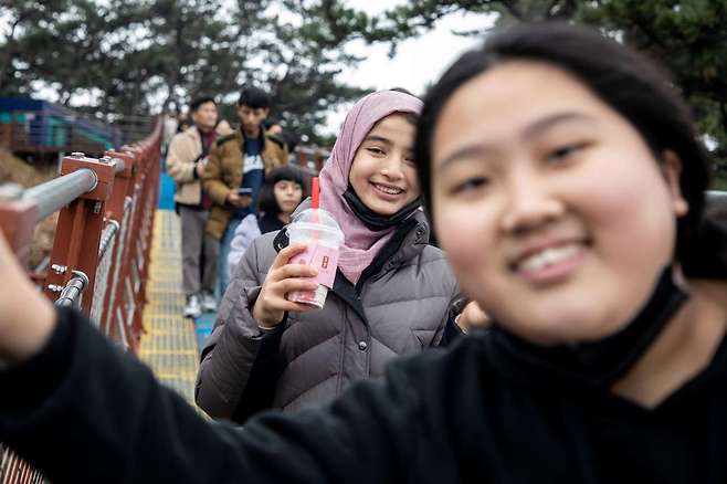 2월 18일 다문화센터에서 주관하는 ‘함께 하다’로 맺어진 한국-아프간 청소년들이 대왕암 공원을 찾았다. (가운데) 마라핫 앞에서 동갑내기 성경아 양이 장난을 치고있다. ⓒ시사IN 신선영