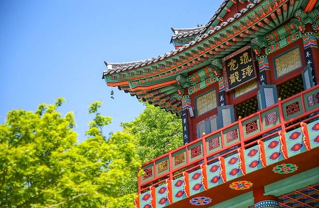 절벽에 매달린 아찔한 구례 오산 사성암. 사진제공|구례군청.