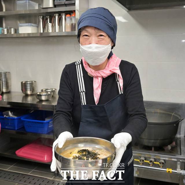 광주 양동시장에 어르신들이 우리밀로 만드는 천원국수집이 생겼다. / 서구청