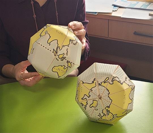 배포용 종이점자지구본을 완성한 모습. 사진 국토지리정보원