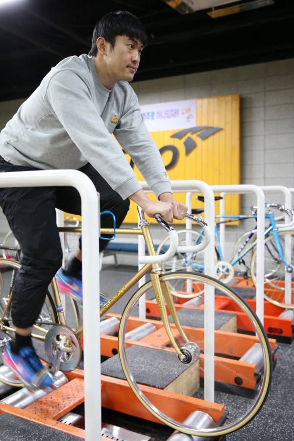 정해민이 광명스피돔에서 워밍업 패달링을 하고 있다. IS포토