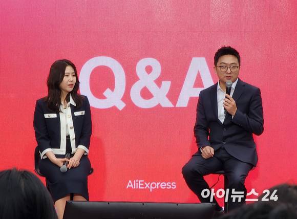 한송이 알리익스프레스 한국 마케팅 리드(왼쪽)와 레이장(Ray Zhang) 알리익스프레스 한국 대표가 질문에 답하고 있다. [사진=구서윤 기자]