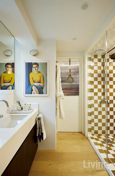 체크 패턴으로 마감한 화장실 분리형 샤워실과 파우더 룸.