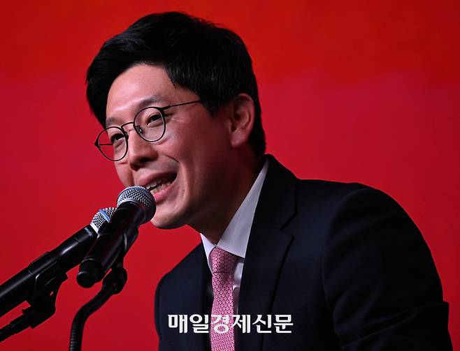 김병민 국민의힘 신임 최고위원이 8일 경기 일산 킨텍스에서 열린 국민의힘 제3차 전당대회에서 수락연설을 하고 있다. 2023.3.8