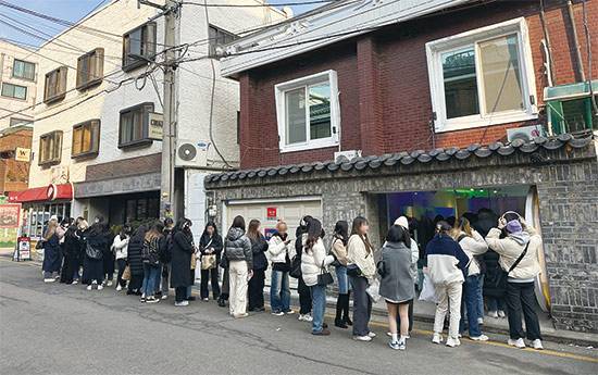 최근 셀프 사진관이 MZ세대 사이 큰 인기를 끌면서 매장 앞 기다란 대기줄도 
익숙한 풍경이 됐다. 사진은 서울 합정에 위치한 ‘RGB포토스튜디오’. (RGB포토스튜디오 제공)