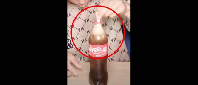 종이빨대를 탄산음료에 넣으면 안 되는 이유가 화제다. /영상=유튜브 채널 '리뷰띠'